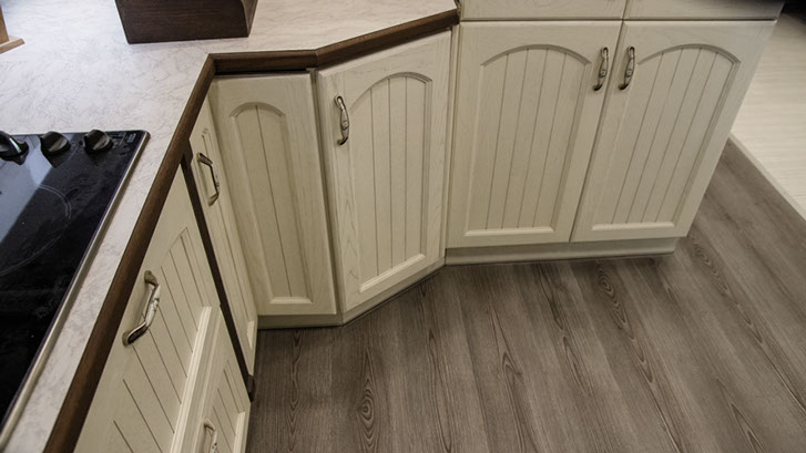 επίπλων κουζίνας και μπάνιου, ντουλαπών, πορτών και παραθύρων, εσωτερικές σκάλες, έπιπλα κουζίνας, ντουλάπες υπνοδωματίου,Θωρακισμένες πόρτες, L