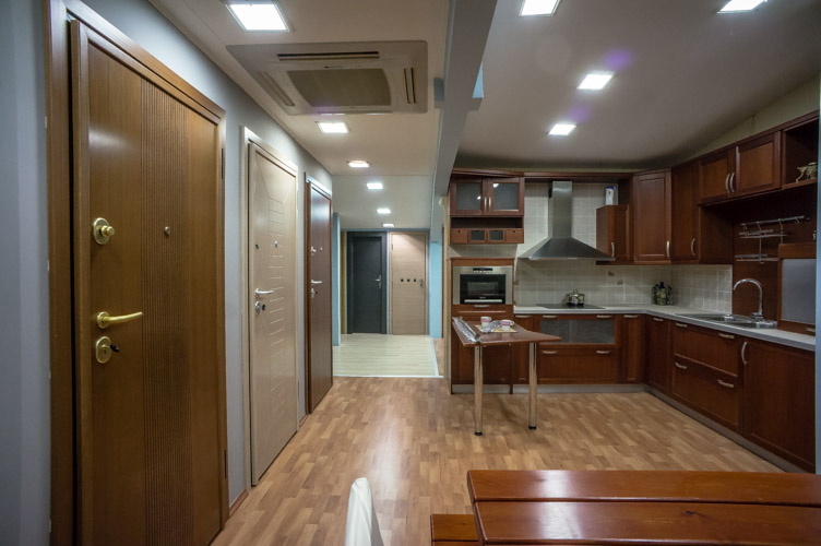 επίπλων κουζίνας και μπάνιου, ντουλαπών, πορτών και παραθύρων, εσωτερικές σκάλες, έπιπλα κουζίνας, ντουλάπες υπνοδωματίου 