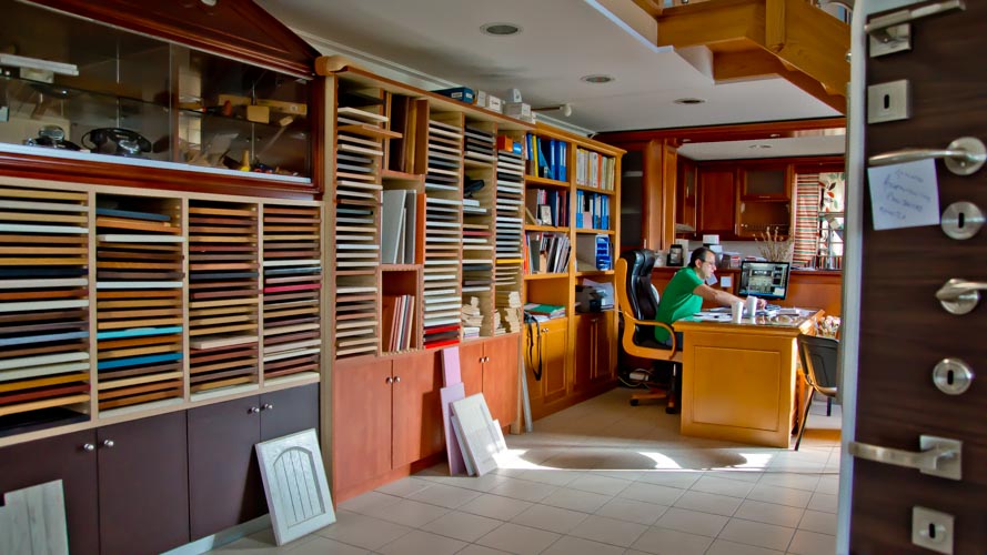 επίπλων κουζίνας και μπάνιου, ντουλαπών, πορτών και παραθύρων, εσωτερικές σκάλες, έπιπλα κουζίνας, ντουλάπες υπνοδωματίου